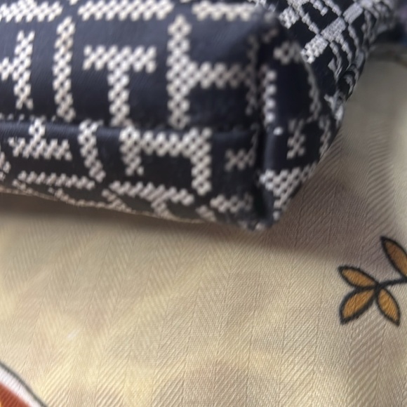 Tommy Hilfiger Shoulder Bag, 10.5” Across, 1” W., 10” Tall, Excellent Condition - Picture 5 of 13